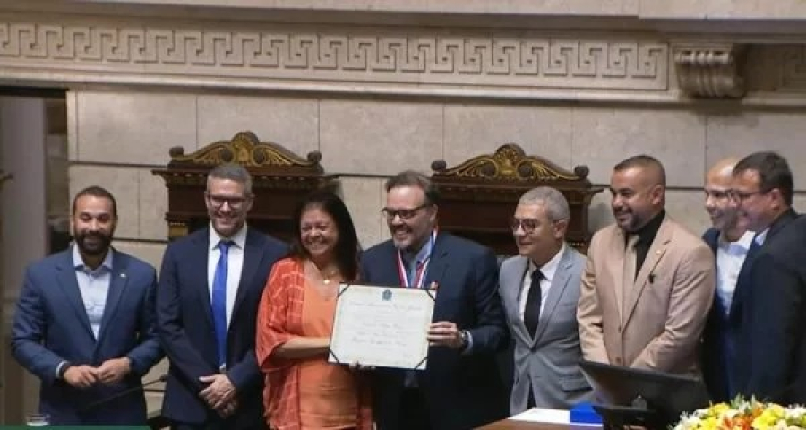 Rafael Thompson recebe maior honraria da Câmara do Rio por serviços à cidade