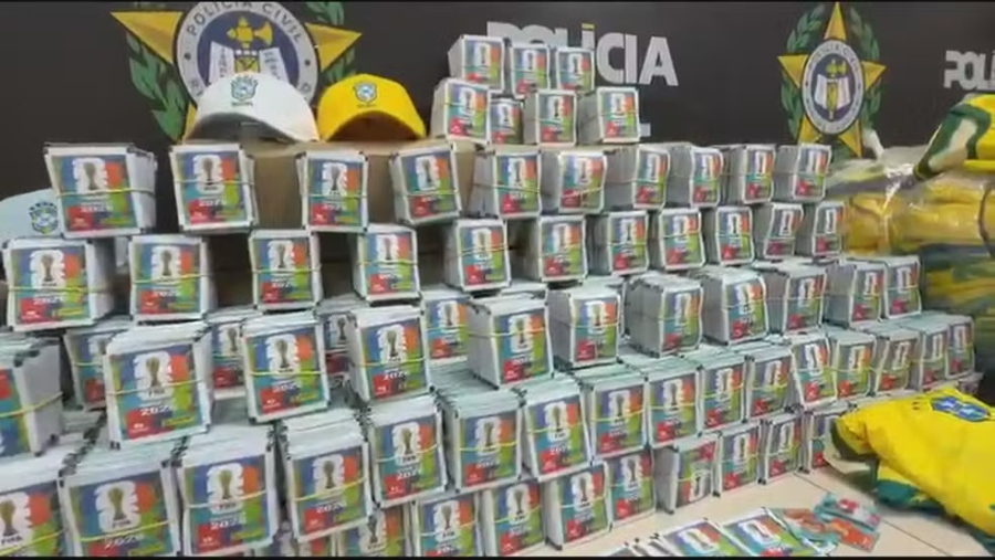 Polícia apreende figurinhas falsificadas da Copa e camisas piratas em Nova Iguaçu