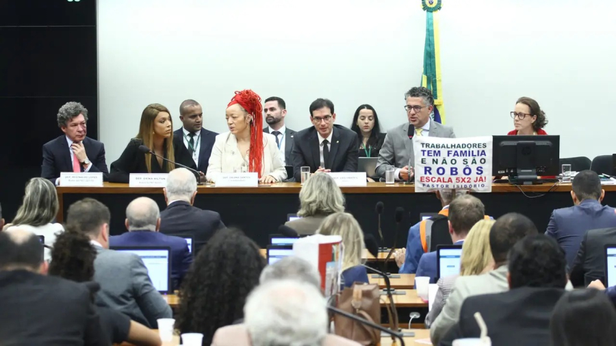 Comissão da Câmara aprova PEC que reduz jornada e aumenta folgas