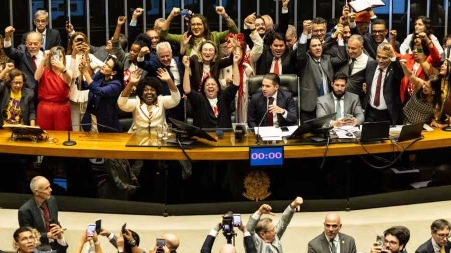 Câmara aprova PEC que reduz jornada para 40 horas e acaba com escala 6×1