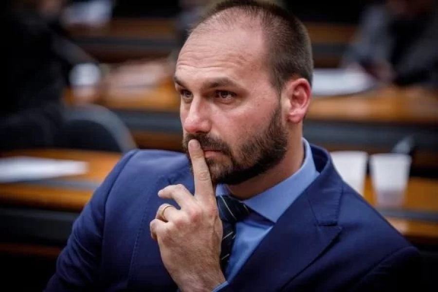 Moraes rejeita pedido da DPU e mantém julgamento de Eduardo Bolsonaro no STF nesta terça