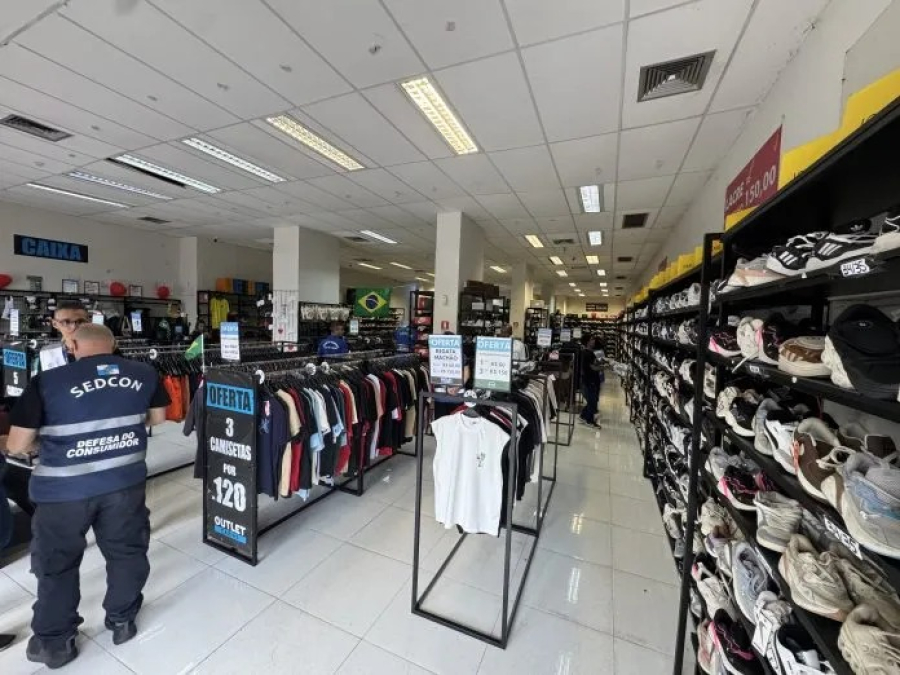 Procon-RJ apreende mais de dez toneladas de produtos falsificados em Caxias