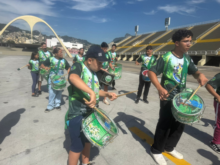 Alunos de percussão do Bloco Folhas de Magé participam de aula prática em final de curso no Sambódromo