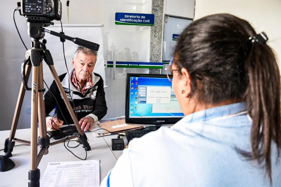 Detran RJ concede gratuidade para renovação da CNH para pessoas a partir dos 60 anos