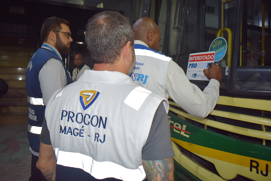 Procon Magé participa de fiscalização que interdita quatro ônibus em Piabetá