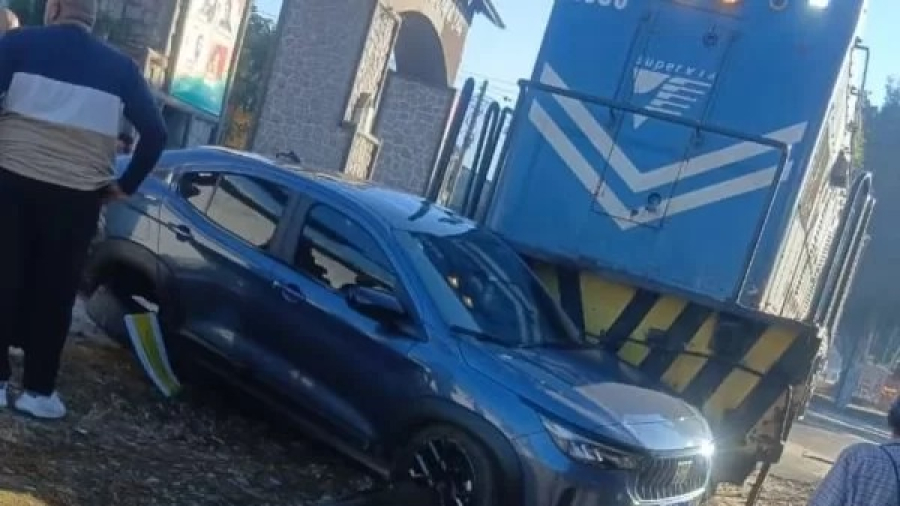 Circulação de trens na extensão Guapimirim é interrompida após colisão com carro