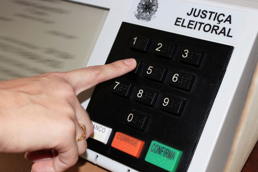 TSE divulga histórico de fabricação das urnas e rebate desinformação sobre sistema eleitoral