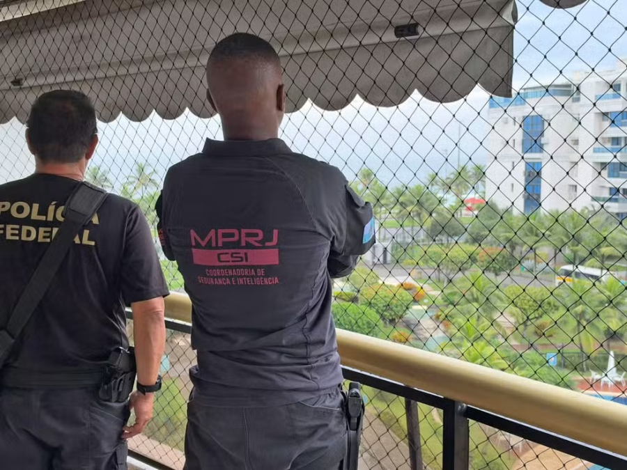 PF e MPRJ fazem operação contra PMs investigados por vender fuzis para o Terceiro Comando Puro